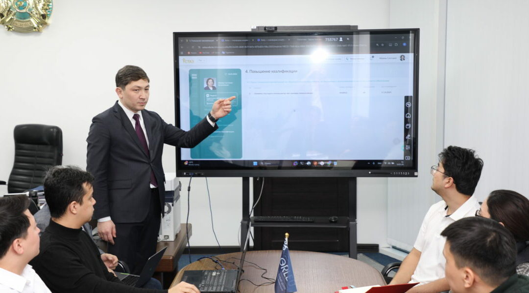 Вице-министр просвещения Ахметжанов Асылбек Амантайулы посетил Национальный центр повышения квалификации «Өрлеу» и ознакомился с масштабной цифровой экосистемой центра